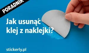 Poradnik: Jak usunąć klej z ubrania po naklejce? Dłoń odkleja szarą naklejkę, odsłaniając lepki ślad. stickerly.pl