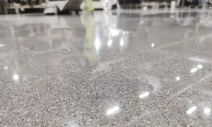 Błyszcząca posadzka z betonu, idealna do nowoczesnych wnętrz. Zastanawiasz się, jaki beton na posadzkę wybrać? Ten przykład pokazuje jego piękno.