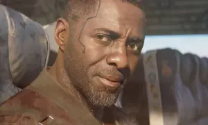 Idris Elba w futurystycznym stylu cyberpunk, z cybernetycznymi implantami na twarzy, siedzi w pojazdem.