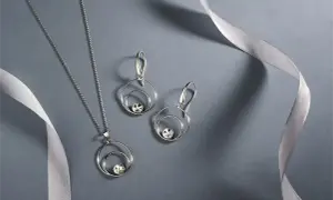 Elegancki komplet biżuterii z cyrkoniami: naszyjnik i kolczyki. Cyrkonia co to? To piękny kamień, który dodaje blasku.