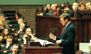 Leszek Balcerowicz przemawia w Sejmie, prezentując swój plan reform. Słuchają go posłowie.