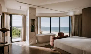Luksusowy hotel z widokiem na morze w Polsce. Wanna wolnostojąca i łóżko z widokiem na plażę i ocean.