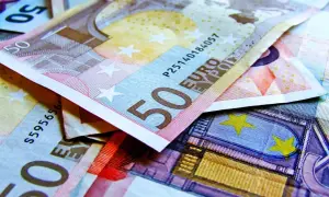 Stos pięćdziesięcioeuroowych banknotów. Widać fragmenty z cyfrą 50 i napisem "EURO".