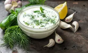 Pyszny sos czosnkowy przepis: jogurt, czosnek, koperek, ogórek i cytryna. Idealny dodatek do dań.
