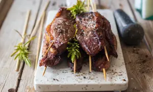 Brochettes de magret de canard marinées, grillées à la perfection, saupoudrées de gros sel et de poivre, garnies de romarin frais.