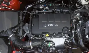 Silnik cdti z napisem Ecotec. Widoczne elementy układu dolotowego i chłodzenia.