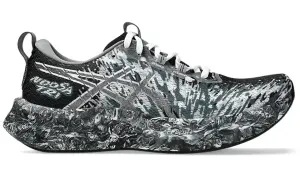 Scarpa da running Asics Noosa donna con tomaia in fantasia astratta bianco/nera e suola scolpita.