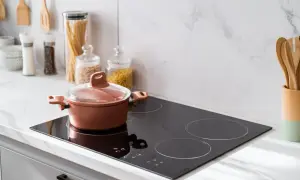 Pentola su piano a induzione, ideale per capire quanto consuma un piano a induzione in cucina.