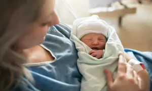 Matka tuli noworodka, czując radość z narodzin. To piękny początek ich wspólnej drogi, wspierany przez świadczenie rodzicielskie.