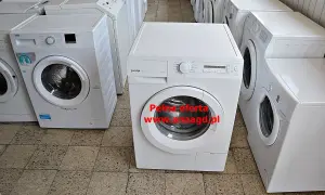 Pralka Gorenje, znana firma z Europy, stoi w rzędzie z innymi urządzeniami AGD.