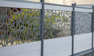 Nowoczesne ogrodzenia metalowe z geometrycznymi wzorami, które dodają elegancji każdej posesji.