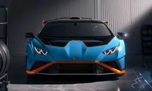 Niebieski Lamborghini Huracan STO z pomarańczowymi akcentami, gotowy do wyjazdu na tor.