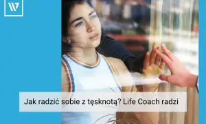 Młoda kobieta patrzy przez okno, dotykając szyby. To obraz tęsknoty, która może być trudna, ale życie coach podpowiada, jak sobie z nią radzić.