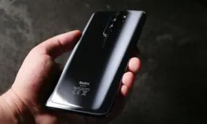 Dłoń trzyma czarny Redmi Note 8 Pro. Wymiary telefonu pozwalają na wygodne użytkowanie.