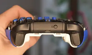 Kontroler z niebieskimi przyciskami i portem USB-C. Dowiedz się, jak podłączyć pada Xbox do telefonu, by grać gdziekolwiek.