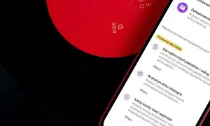 Jak doladowac konto w Play? Aplikacja pokazuje opcje automatycznego doładowania, by zawsze mieć środki na pakiet.