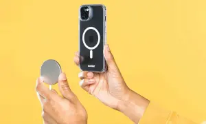 Découvrez magsafe c'est quoi : un chargeur rond magnétique se fixe à l'arrière d'un iPhone dans une coque transparente.