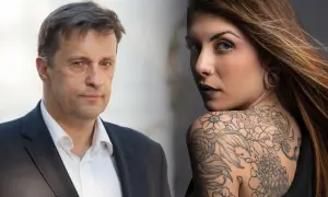 Witold Gadowski z żoną, artystką z tatuażami na ramieniu i plecach, patrzą w różne strony.