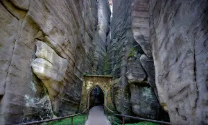 Kamienny portal w skalnym mieście w Czechach. Sprawdź cennik i odkryj to niezwykłe miejsce!