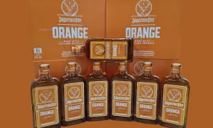 Sześć butelek Jägermeister Orange, orzeźwiający wariant tego klasycznego likieru ziołowego, z sycylijskimi pomarańczami.
