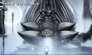 Mały rycerz stoi przed monumentalną bramą w White Palace Hollow Knight.