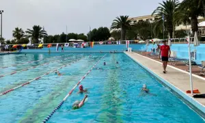 Ile kosztuje nauka pływania dla dorosłych – nie daj się przepłacić!