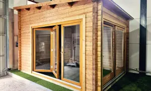 Caseta de madera con puertas y ventanas de cristal. Ideal para aprender como hacer una caseta de panel sandwich.