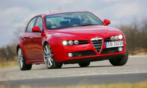 Czerwona Alfa Romeo 159 z włączonymi światłami, widoczne żarówki alfa 159.