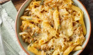Penne z karmelizowaną cebulą i serem zapieczone w piekarniku. Szybki pomysł na obiad, co można zrobić w piekarniku na szybko.