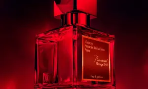 Luksusowy flakon Baccarat Rouge 540 Extrait, skąpany w intensywnej czerwieni, emanuje elegancją i wyrafinowaniem.
