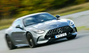 Grå Mercedes AMG GT accelererar på en väg. Lär dig hur startar man en manuell bil och njut av körglädjen.