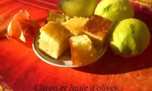 Gâteau au citron et à l'huile d'olive, une recette gâteau simple et délicieuse. Des parts de gâteau moelleux côtoient des citrons frais et une rose orangée sur un fond rouge.