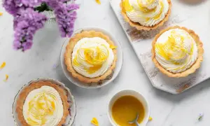 Deliziosi tartellette con crema bianca e scorzette di limone, un tocco di cioccolato al limone per un sapore unico.