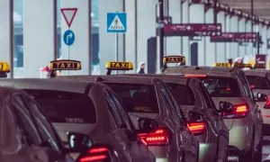 File d'attente de taxis avec panneaux de signalisation, prêts à emmener les voyageurs de l'aéroport Charles de Gaulle à Paris.