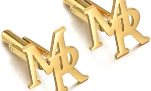 Gemelos dorados con iniciales "MR". Un toque de elegancia para tu atuendo.