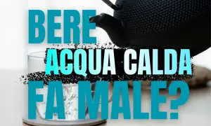 Acqua calda versata da una teiera in un bicchiere. La scritta "Bere acqua calda fa male?" suggerisce un dubbio sulla salute.