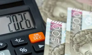 Kalkulator pokazuje 2026, obok polskie banknoty 500 zł. To może być odpis na zfśs 2026.