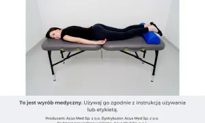 Kobieta leży na plecach na kozetce, z wałkiem pod kostkami.