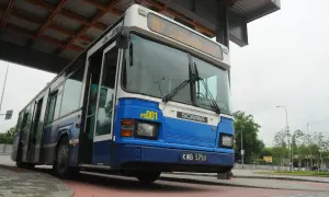 Niebiesko-biały autobus miejski z numerem 107 "Sabanowice" na pętli autobusowej.