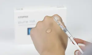 Retinol czy kwas hialuronowy - który składnik lepiej nawilża skórę?