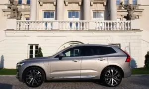 Elegancki Volvo XC60 T5 na tle zabytkowego pałacu. Ciekawi Cię jego spalanie?