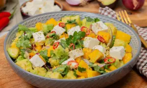 Bunter Feta Salat mit Mango, Avocado, Koriander und Chili. Perfekt für einen leichten Genuss.