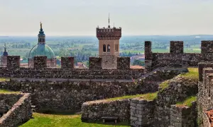 Rocche medievali a Lonato sul Garda, con una torre imponente e una cupola verde sullo sfondo.