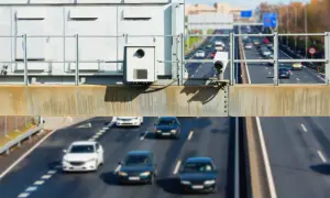 Dispositivo de radar de tramo como funciona: cámaras y sensores miden la velocidad media de los vehículos en un tramo de carretera.