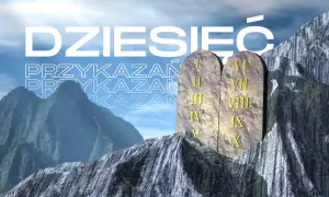 Kamienne tablice z Dziesięcioma Przykazań na tle gór i nieba.