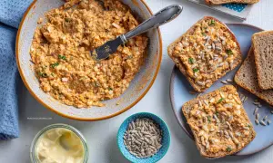 Pyszna pasta z grochu łuskanego z jajkiem i ziołami, idealna na kanapki. Posypana słonecznikiem.