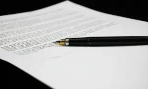 Czarny długopis na dokumencie. Zastanawiasz się, ile kosztuje umowa przedwstępna u notariusza?