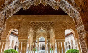 Detalles intrincados de la Alhambra, un lugar que te hará preguntar cuanto se tarda en visitar la Alhambra para admirar tanta belleza.