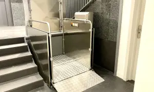 Piattaforma elevatrice Vimec installata su una scala interna. Le recensioni confermano la sua utilità per l'accessibilità.
