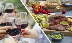 Skål med rött vin till en perfekt grillad entrecote med grönsaker och lime. En härlig måltid!